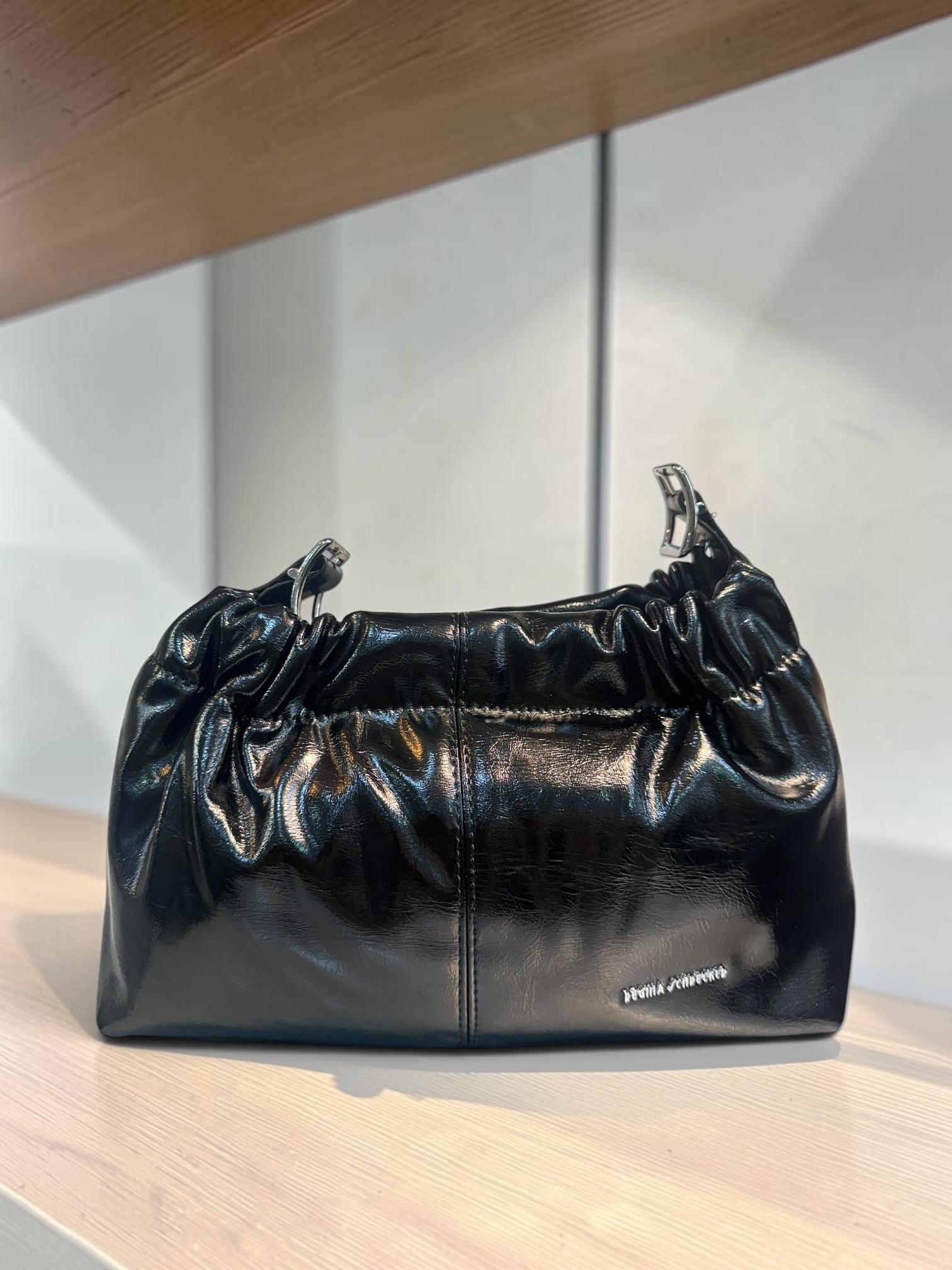 Bolso negro pouch brillo