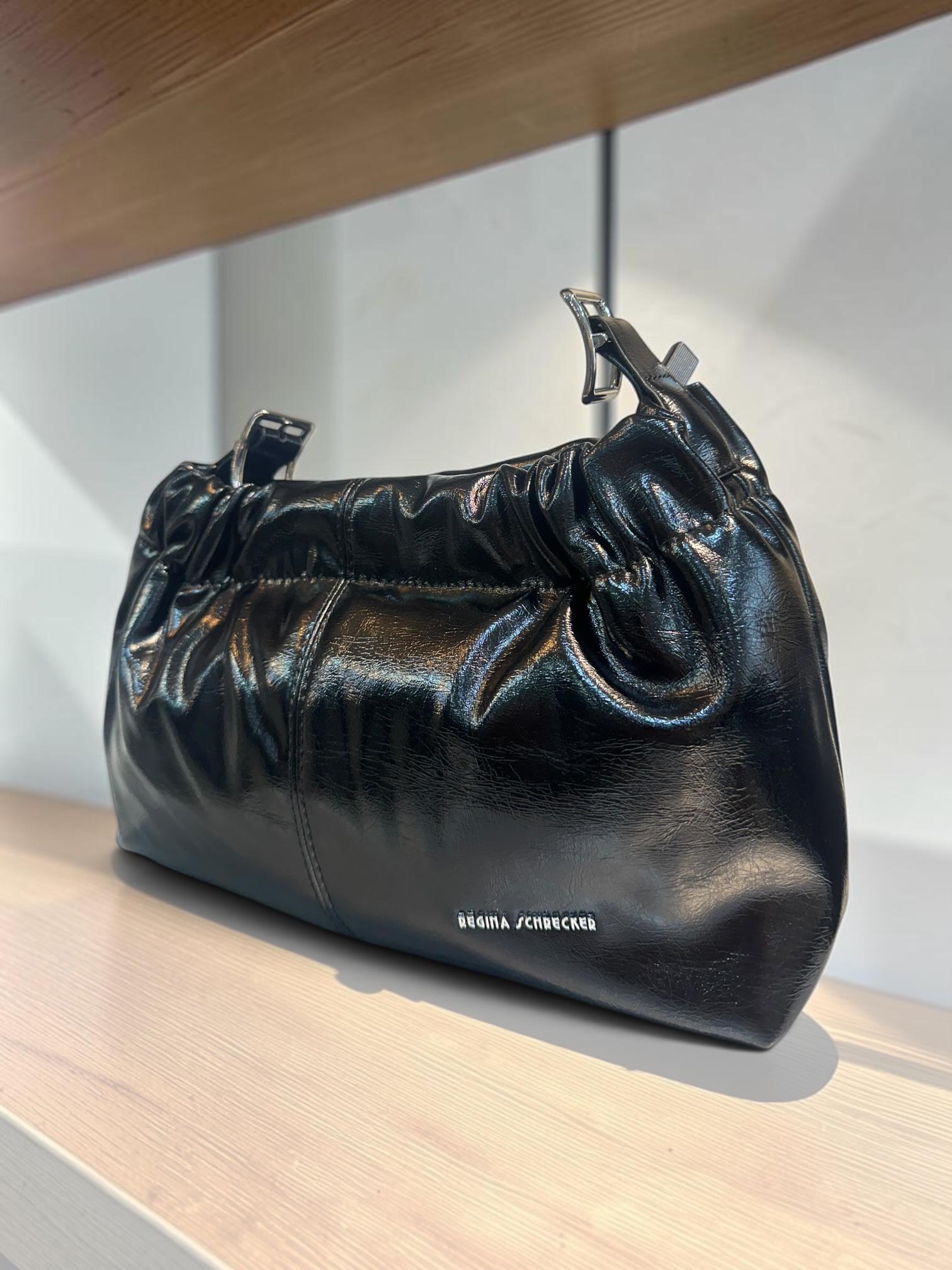 Bolso negro pouch brillo