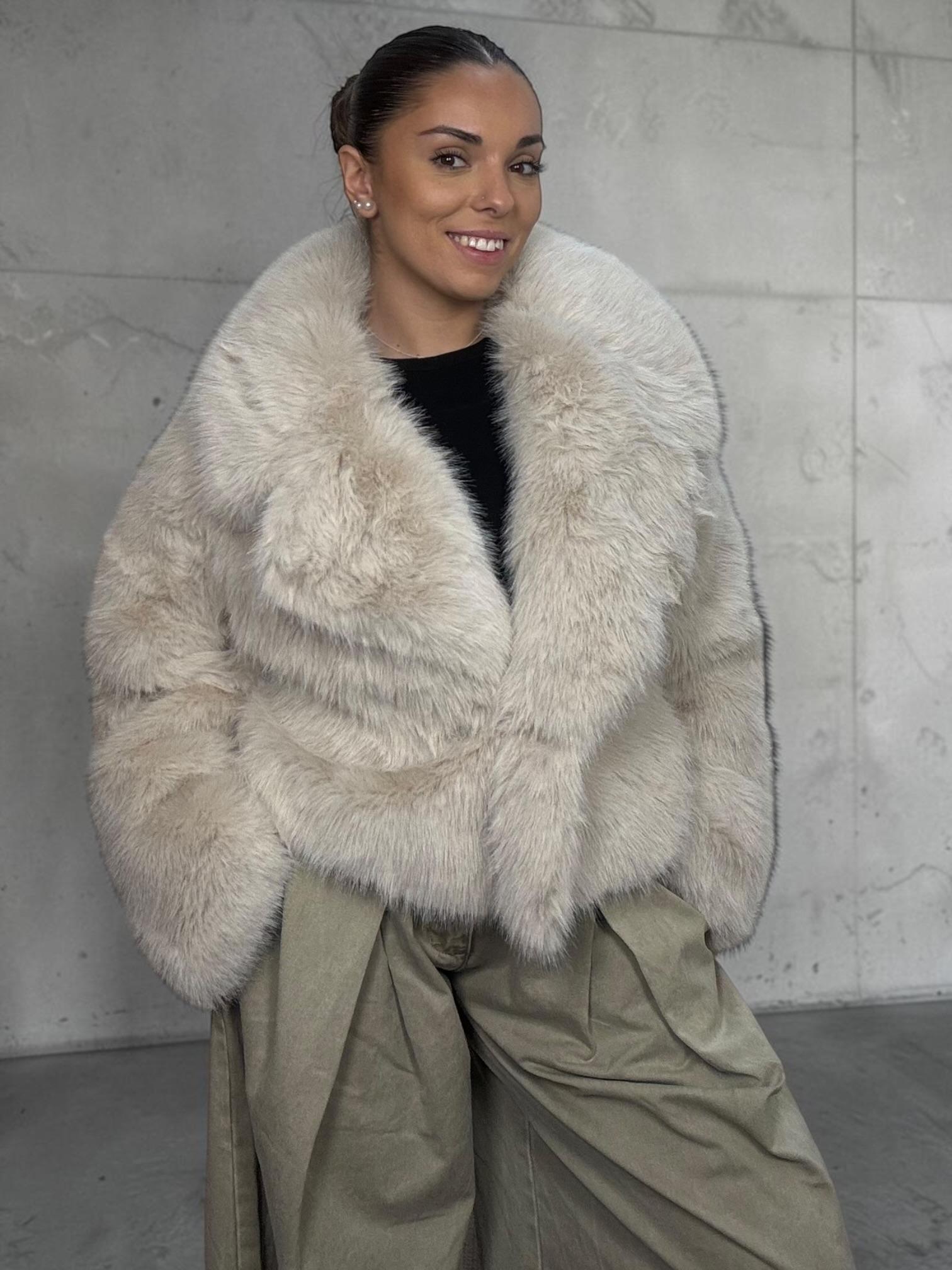 ABRIGO PELO SOLAPA CON CORTE