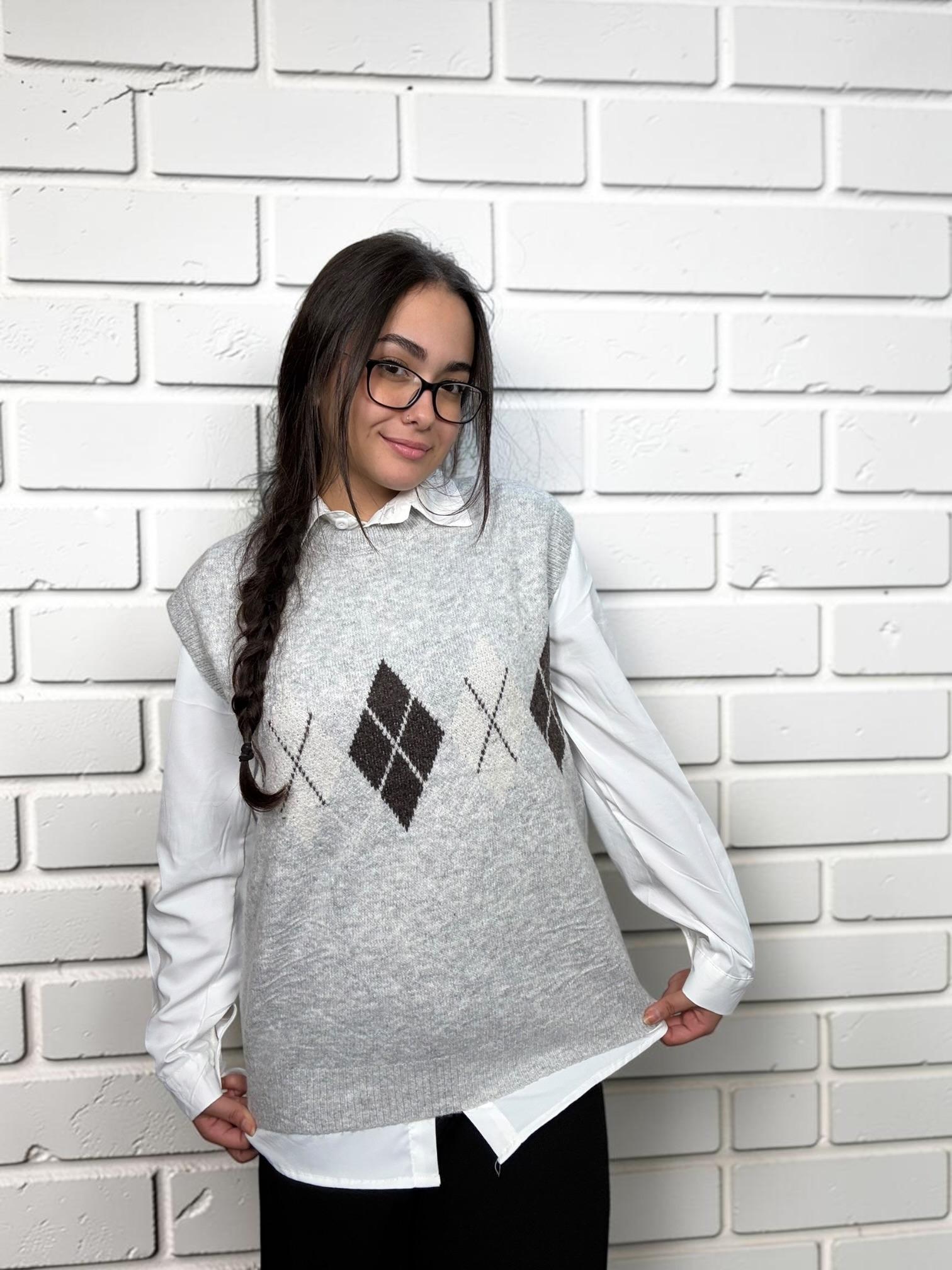 CHALECO ROMBO CON CAMISA LISA