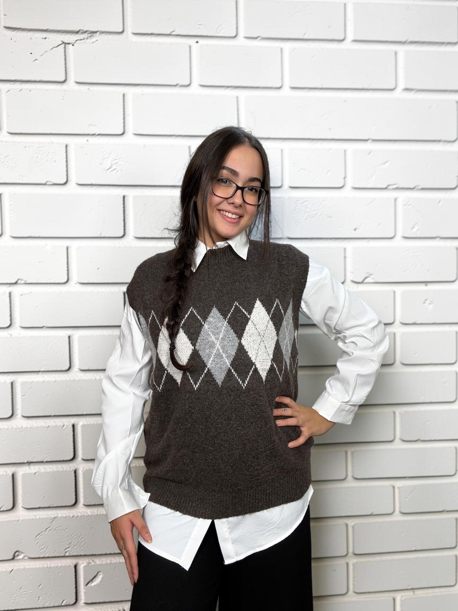 CHALECO ROMBO CON CAMISA LISA