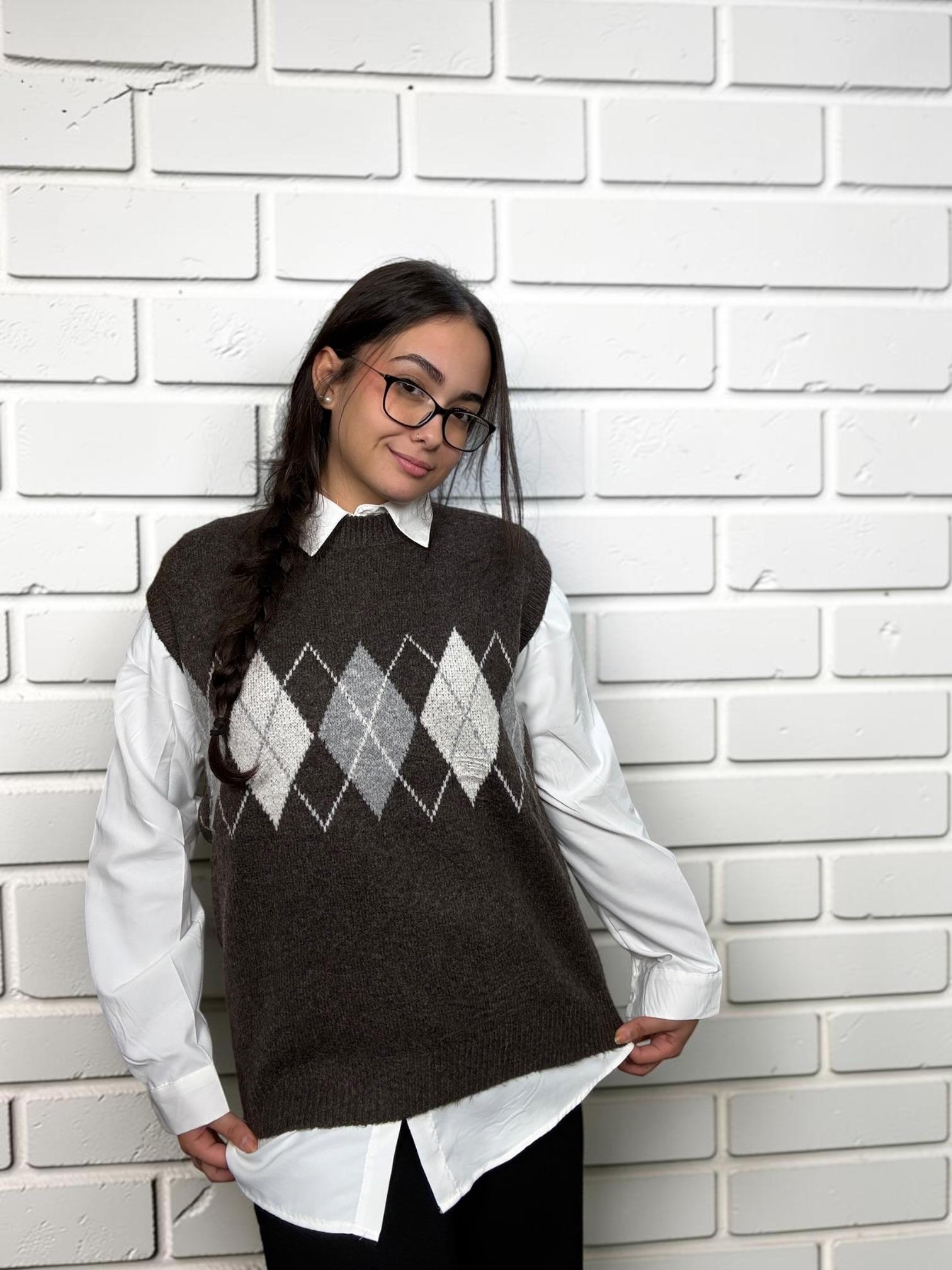 CHALECO ROMBO CON CAMISA LISA