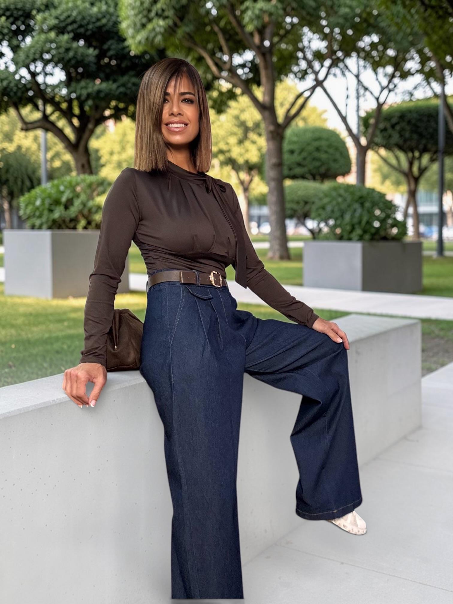 PANTALÓN TEJANO OSCURO PLIEGUES