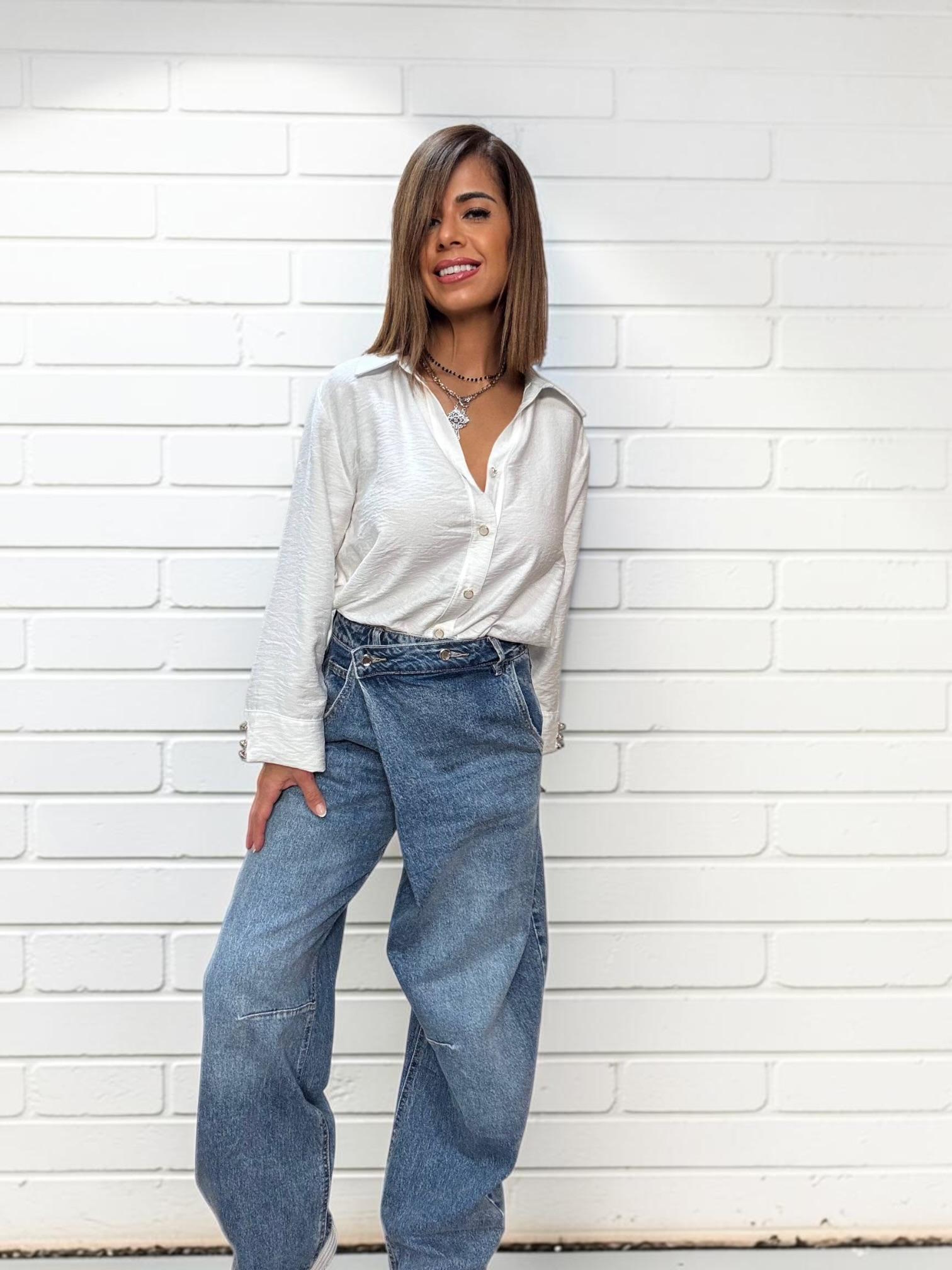 PANTALON BARREL BOTON DESPLAZADO
