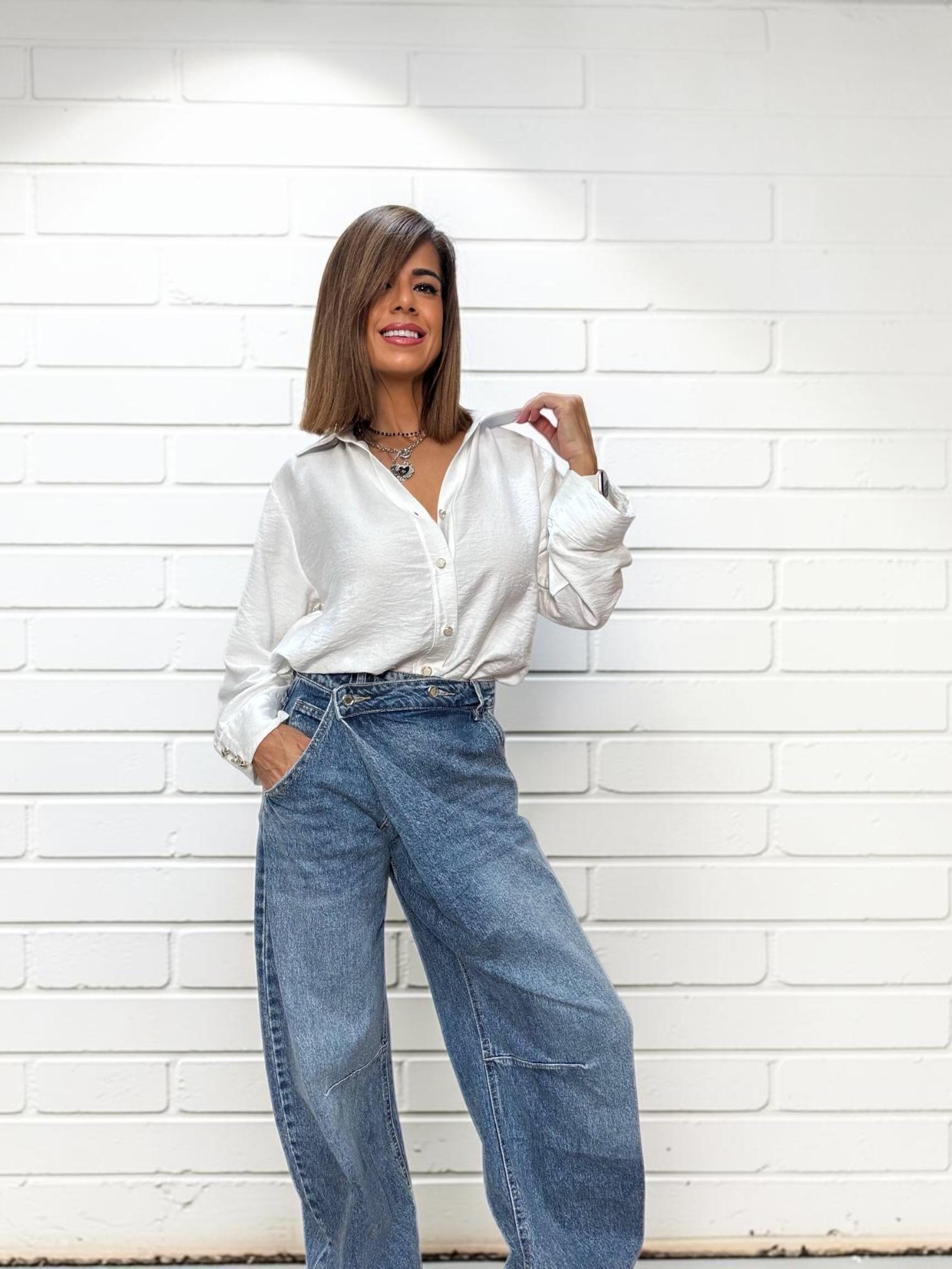 PANTALON BARREL BOTON DESPLAZADO